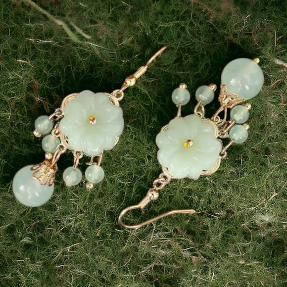 RETRO IMPERIAL STYLE GOLD AND JADE COLORED DROP BEADED EARRINGS - Picture 4 of 5